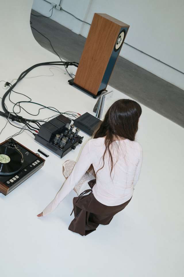 Atlas 03<br>Sesiones de escucha<br>Dirección Creativa por Barbarelle